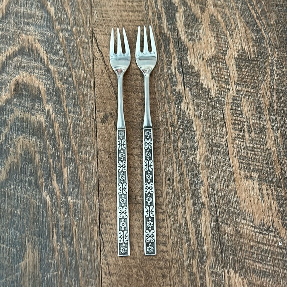 Vintage Oneida Stainless Distinction Deluxe Capri‎ Seafood Fork Utensil set of 2